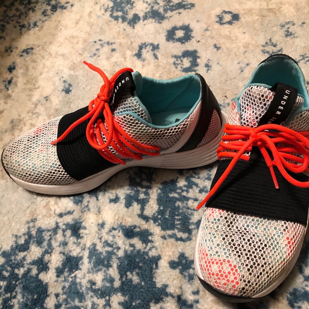 Womens underarmour tennis shoes